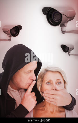Immagine composita dell uomo vecchio il silenziamento del suo partner di paura Foto Stock