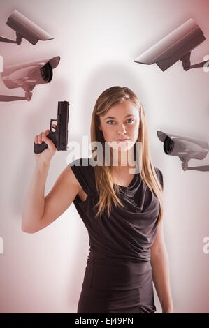 Immagine composita della femme fatale pistola di puntamento in alto Foto Stock
