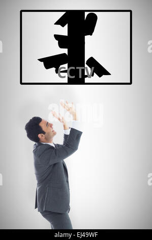 Immagine composita della paura imprenditore con bracci sollevati Foto Stock