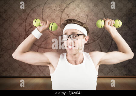 Immagine composita del nerd sollevamento pesi Foto Stock