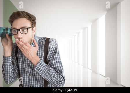 Immagine composita di geeky imprenditore intercettazioni con la coppa Foto Stock