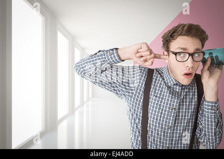 Immagine composita di geeky imprenditore intercettazioni con la coppa Foto Stock