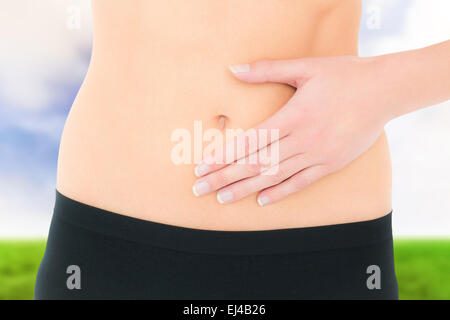 Immagine composita di closeup metà sezione di montare una donna con dolori di stomaco Foto Stock