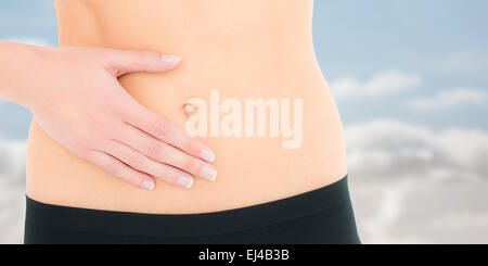 Immagine composita di closeup metà sezione di montare una donna con dolori di stomaco Foto Stock