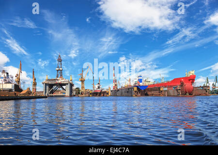 Navi sul dock e oil rig in cantiere di Danzica, Polonia. Foto Stock