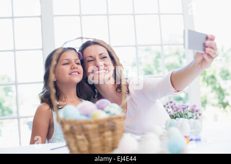 Felice madre e figlia tenendo selfie Foto Stock