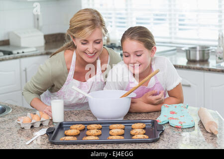Madre e figlia guardando i cookie Foto Stock