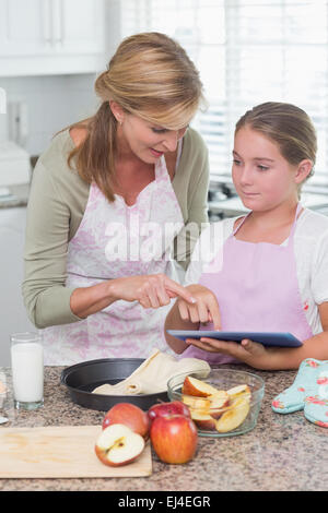 Felice madre e figlia preparare la torta insieme Foto Stock