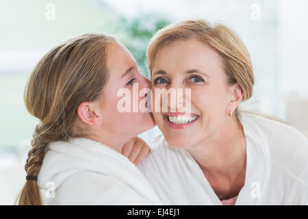 Bella ragazza baciare la madre sulla guancia Foto Stock