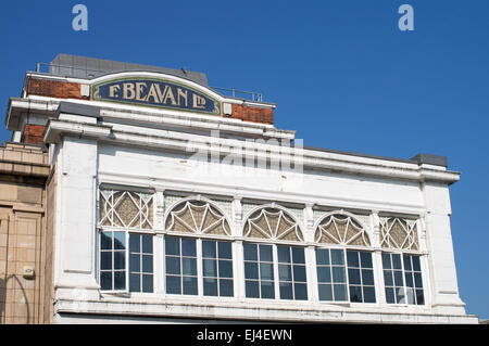 La facciata ornata in stile edoardiano della F. Beavan Ltd fa acquisti su Shields Road, Byker, Inghilterra nord-orientale, Regno Unito Foto Stock