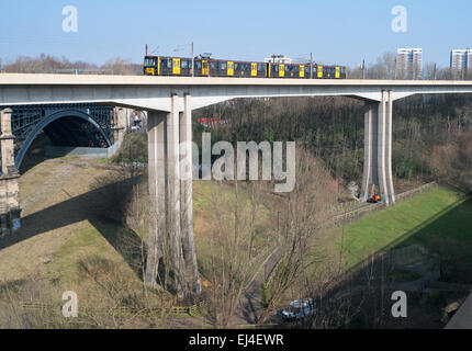 A Tyne and Wear Metro treno attraversa il viadotto Ouseburn, Byker, North East England, Regno Unito Foto Stock