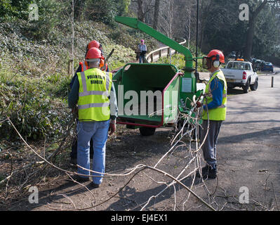 Volunteer park rangers al lavoro in Jesmond Dene, Newcastle upon Tyne, England, Regno Unito Foto Stock