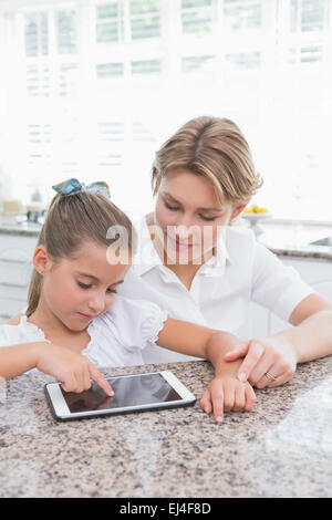 Madre e figlia utilizzando tablet pc Foto Stock