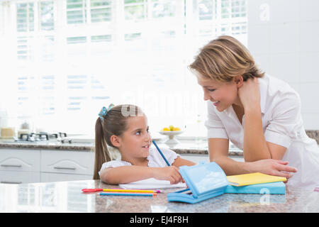 Madre e figlia facendo i compiti di scuola Foto Stock