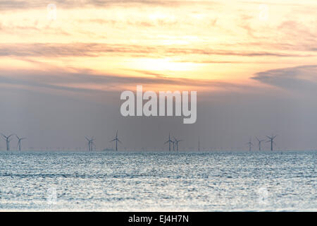 Egmond aan Zee, North Holland, Paesi Bassi, off shore wind park, 18 chilometri di costa, tramonto Foto Stock