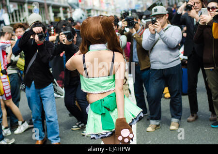 Migliaia si radunano nel centro di Osaka, Giappone nel marzo 2015 per l'annuale Nipponbashi Street Festival. Foto Stock