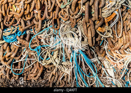Vecchio arrugginito catene e funi per la pesca a strascico di un porto di pesca, Enkhuizen, North Holland, Paesi Bassi Foto Stock