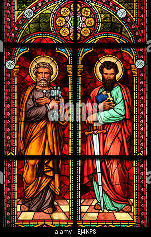Santi Pietro e Paolo. Vetrate di vetro di Dresda maestro Bruno urbano (1885) nella cattedrale di riga in Riga, Lettonia. Foto Stock