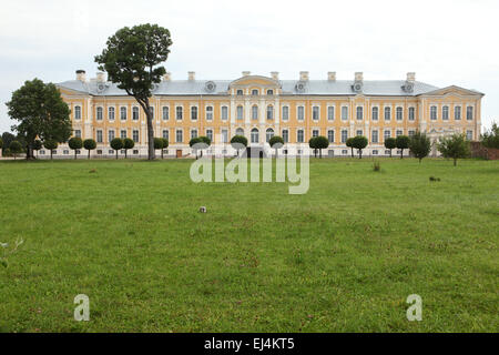 Rundale Palace progettato dal russo Barocco architetto Bartolomeo Rastrelli vicino Pilsrundale, Lettonia. Foto Stock