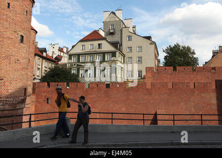 I turisti a piedi nella parte anteriore delle mura fortificate del Barbican di Varsavia in Varsavia Città Vecchia (Stare Miasto) a Varsavia in Polonia. Foto Stock