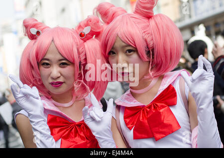 Migliaia si radunano nel centro di Osaka, Giappone nel marzo 2015 per l'annuale Nipponbashi Street Festival. Foto Stock