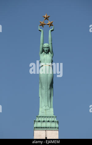 Il Monumento alla Libertà progettato da scultore lettone Karlis Zale in Riga, Lettonia. Foto Stock