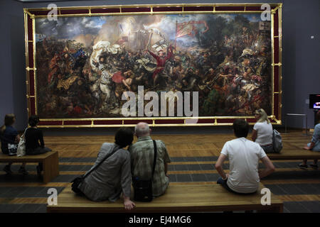 Visitatori davanti al dipinto della battaglia di Grunwald dal pittore polacco Jan Matejko nel Museo Nazionale di Varsavia, Polonia. Foto Stock