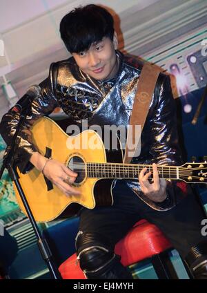 Taipei. Xxi Mar, 2015. Il cantante di Singapore JJ Lin esegue durante la sua festa di compleanno in Taipei, a sud-est della Cina di Taiwan, Marzo 21, 2015. © Xinhua/Alamy Live News Foto Stock