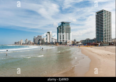 Israele, Tel Aviv-Yafo, cityscape come visto dalla spiaggia Foto Stock