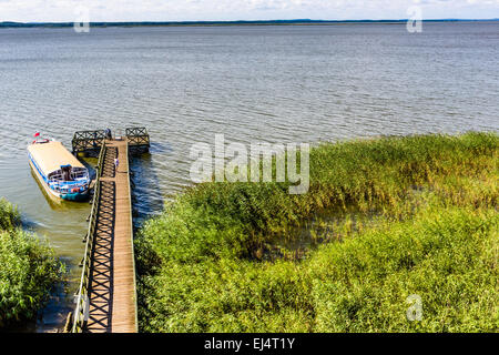 Il molo di legno sul grande lago Lebsko in Polonia. Foto Stock