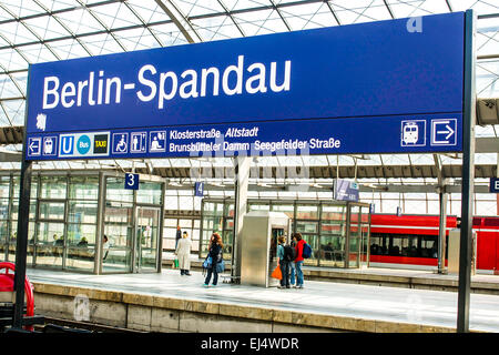 Le piattaforme di Spandau stazione ferroviaria di Berlino, Germania. Foto Stock