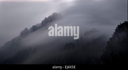 Il cloud e la nebbia laminazione su vette nel Monte Huangshan Scenic Area, Huangshan, provincia di Anhui, Cina Foto Stock