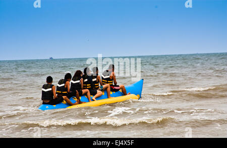 Banana Boat in mare. Un gruppo di giovani di equitazione barca a banana Foto Stock