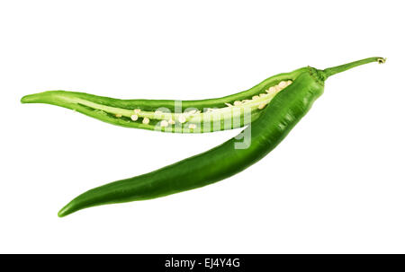 Tagliare a metà il peperoncino isolato Foto Stock