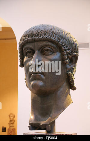 Colossale testa in bronzo di Costantino I (272-337 AD). Iv secolo D.C. Musei Capitolini. Roma. L'Italia. Foto Stock