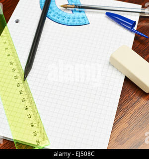 Foglio di carta bianco coperto con apparecchi di scrittura Foto Stock