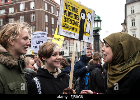 Copenhagen, Danimarca, marzo 21st, 2015: i giovani partecipanti al rally di supporto a Copenaghen celebrando ONU la Giornata internazionale contro il razzismo Credito: OJPHOTOS/Alamy Live News Foto Stock