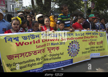 Dacca in Bangladesh. Xxi Mar, 2015. Dacca in Bangladesh XXI Marzo 2015; la sindrome di Down il paziente a cui hanno partecipato un rally a Dhaka in occasione del Mondiale la sindrome di Down giorno 2015.Mondo la sindrome di Down Giorno (WDSD) viene osservato il 21 Marzo a Dhaka. Le persone con sindrome di Down e di coloro che vivono e lavorano con persone affette da sindrome di Down, in tutto il mondo di organizzare e partecipare ad attività ed eventi per sensibilizzare e informare il pubblico. Credito: Zakir Hossain Chowdhury/ZUMA filo/Alamy Live News Foto Stock