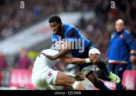 Twickenham, Londra UK. Xxi Mar, 2015. 6 Nazioni di Rugby internazionale. Tra Inghilterra e Francia. Noa Nakaitaci (fra) affrontato dal credito Parling: Azione Plus sport/Alamy Live News Foto Stock