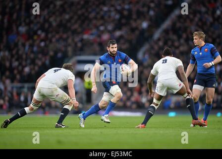 Twickenham, Londra UK. Xxi Mar, 2015. 6 Nazioni di Rugby internazionale. Tra Inghilterra e Francia. Loann Goujon (fra) coperti da Parling e Lawes Credito: Azione Sport Plus/Alamy Live News Foto Stock