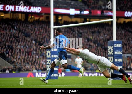 Twickenham, Londra UK. Xxi Mar, 2015. 6 Nazioni di Rugby internazionale. Tra Inghilterra e Francia. Provare segnati da Noa Nakaitaci (fra) Credito: Azione Sport Plus/Alamy Live News Foto Stock