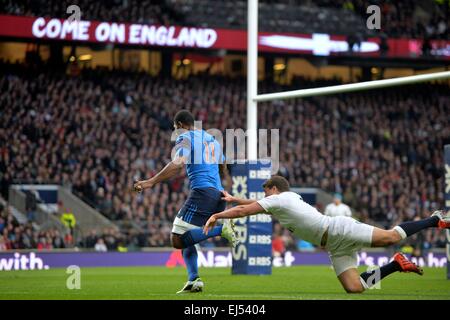 Twickenham, Londra UK. Xxi Mar, 2015. 6 Nazioni di Rugby internazionale. Tra Inghilterra e Francia. essai Noa Nakaitaci (fra) Credito: Azione Sport Plus/Alamy Live News Foto Stock