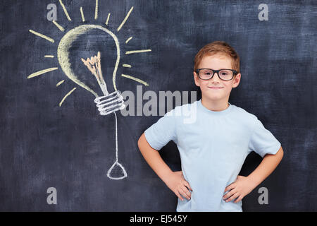 Cherful encoereged scuola primaria boy permanente con fiducia Foto Stock