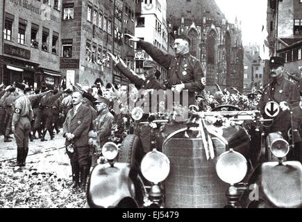 HITLER assume la salute presso il partito nazista dell'agosto 1929 rally a Norimberga prima del 4° congresso di partito Foto Stock