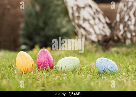 Quattro colorate uova di pasqua disposti in una fila Foto Stock