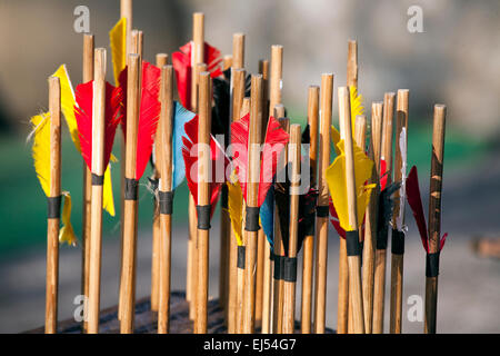 Le frecce colorate in attesa di ottenere tiro al bersaglio Foto Stock