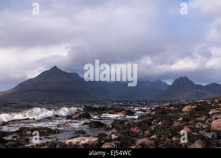 La Cullin montagne sul Loch Scavaig dal litorale Elgol Foto Stock