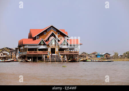 Il Golden Kite ristorante su un isola galleggiante; Nam Pan village, Lago Inle, Myanmar ( Birmania ), Asia Foto Stock