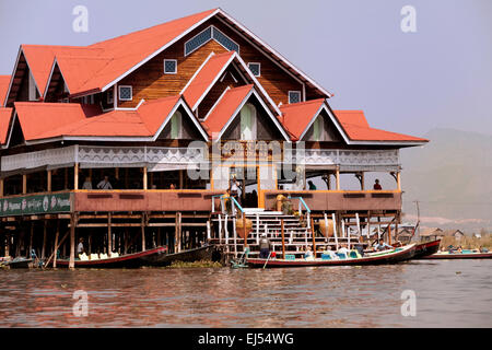 Per coloro che arrivano in barca al Golden Kite ristorante su un isola galleggiante; Nam Pan village, Lago Inle, Myanmar ( Birmania ), Asia Foto Stock