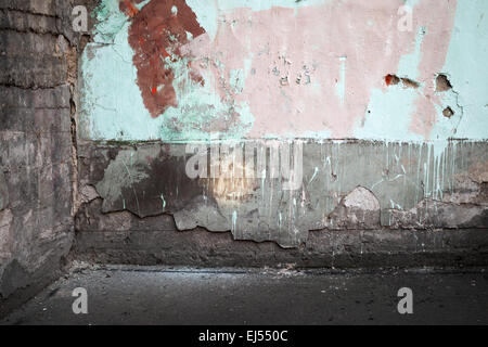 Angolo di un astratto vuoto abbandonato urban frammento interno, vecchia parete colorata e strada asfaltata Foto Stock